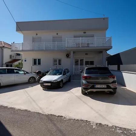 With Parking Space - 27152 Apartamento Zadar